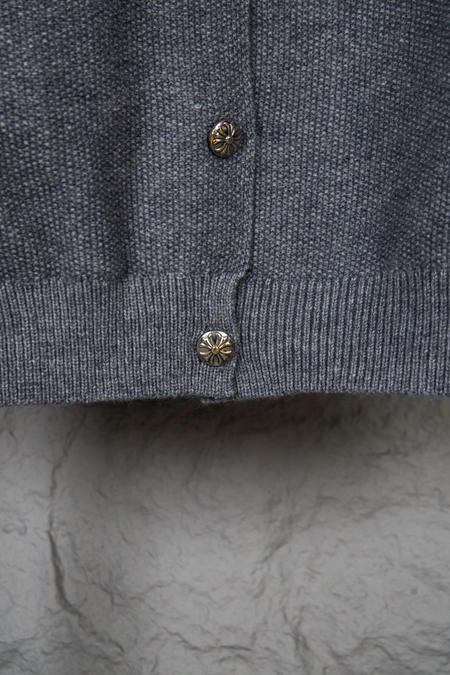 P300 ChromeHearts popular Chrome Hearts CH Sanskrit horseshoe cross embroidered button cardigan jacket raglan sleeve sweater, contrasting color splicing raglan round neck knitted sweater, unique knitting texture, soft and skin-friendly, classic pattern embroidery on the front and back. Retro chic. The contrasting color raglan sleeve design and the thick stitching craftsmanship at the joints make it look great when worn alone or layered! The fit is loose and slimming! Fashionable patchwork colored sweater, colorfully intertwined, with clear layers, warm and slimming. Whether worn alone or layered, you can easily control various styles and show your personal charm. The raglan sleeves are shoulder-width in contrasting colors and have ultra-detailed embroidery on the front and back, giving it a casual street feel. It looks great when worn alone! The sleeves are designed with contrasting colors and seams, and the round neck style reveals the neck and flatters the face shape! Wool blend knitted fabric, soft, comfortable and warm to the touch. Contrasting color design➕Loose fit, not flattering on your body shape and slimming, not to mention how easy it is to wear! Basic, versatile and fashionable classic! Black and white are versatile! Black and gray high-end! Couples get involved!  Color: black and white/black gray Size: S~M~L